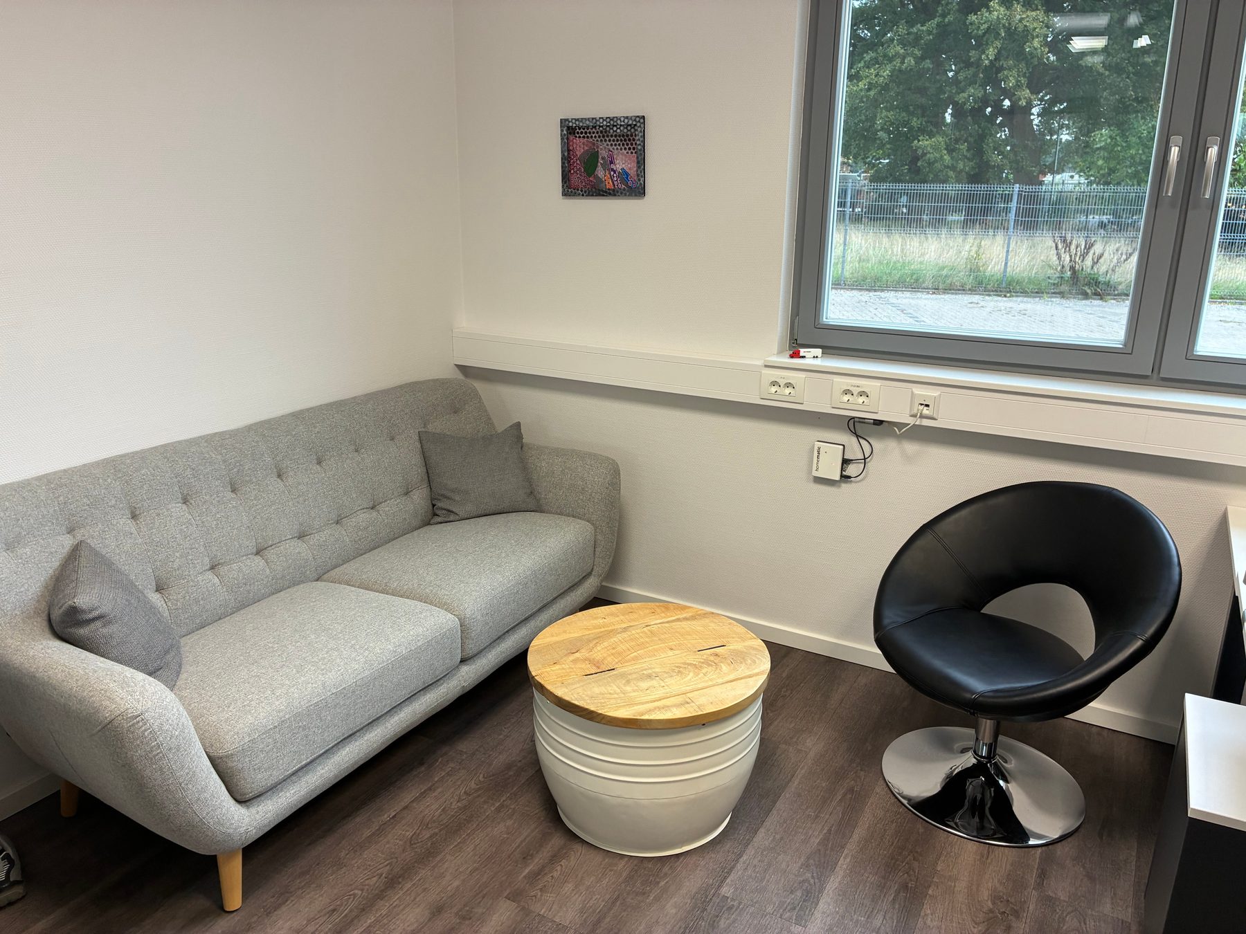 Sitzecke mit Sofa im Büro