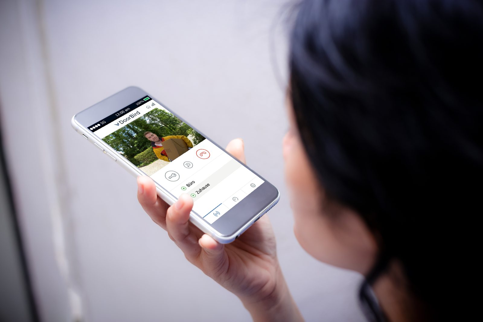 Frau spricht über die DoorBird App mit einem Besucher