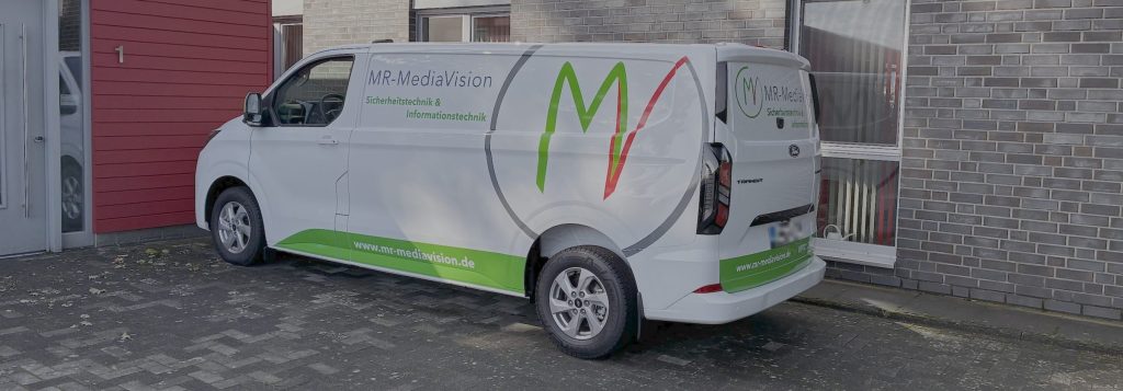 Der neue Ford Transit der MR-MediaVision GmbH vor dem Firmengebäude in Nordhorn