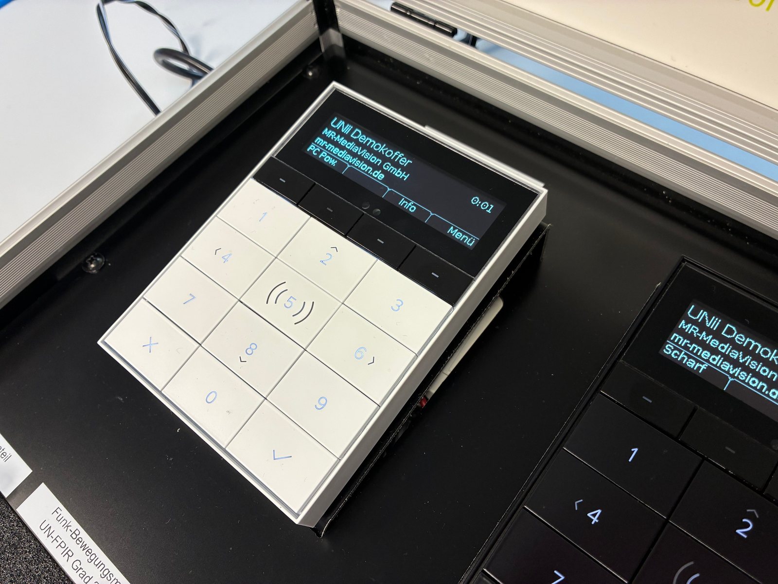 UNii Bedienteil in Weiß mit Display „MR-MediaVision GmbH“ aus unserem Demokoffer